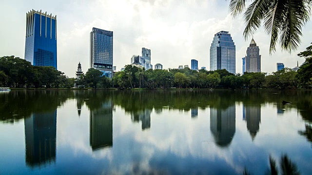 泰国曼谷隆皮尼中央公园湖泊的城市景观视频素材