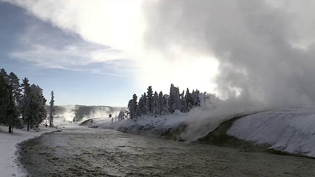 黄石国家公园冬季风景秀丽的费尔斯通河与间歇泉径流视频素材