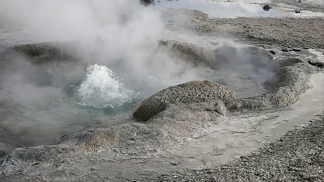 温泉在黄石国家公园的冬天风景优美视频素材