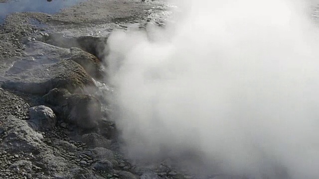 温泉在黄石国家公园的冬天风景优美视频素材