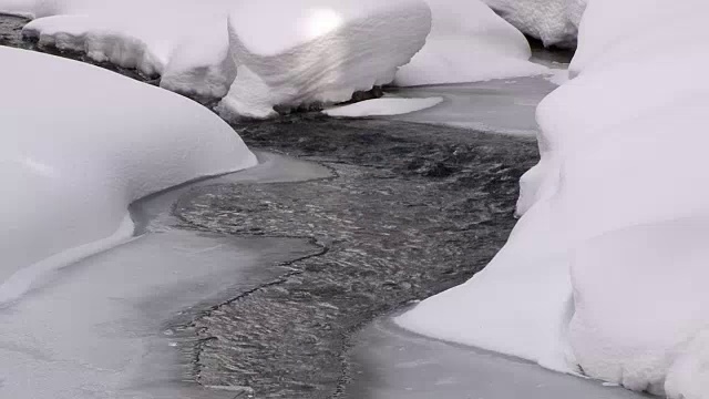 在黄石国家公园，冰和雪的苏打巴特溪，在冬天视频素材