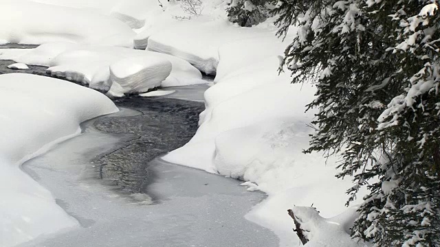 在黄石国家公园，冰和雪的苏打巴特溪，在冬天视频素材