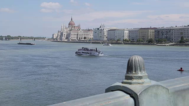 Chain Bridge Szechenyi Lamchid和匈牙利议会，(Orszaghaz)，布达佩斯，匈牙利，欧洲视频素材