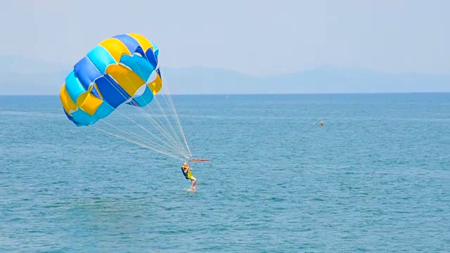 在海面上滑翔视频素材