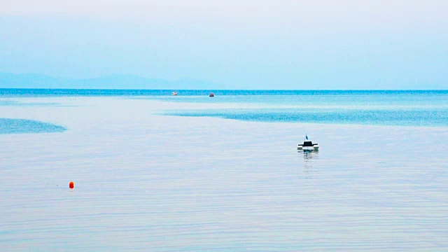 蓝色海面上的浮标视频素材