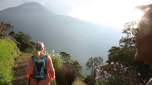 夫妇停留在山径的边缘;女人走在视频素材