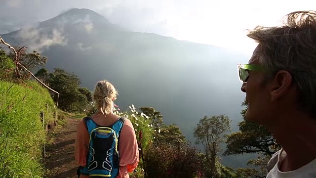 夫妇停留在山径的边缘;女人走在视频素材