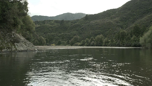 绿草如茵的山脉俯瞰着河流的海岸线视频下载