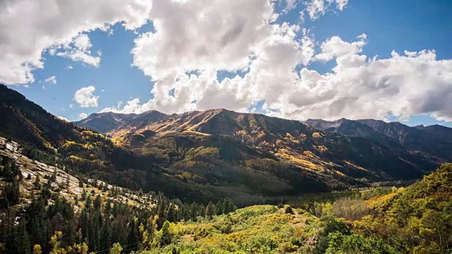 水晶磨坊瀑布山，旅行和时间在秋天通过科罗拉多视频下载