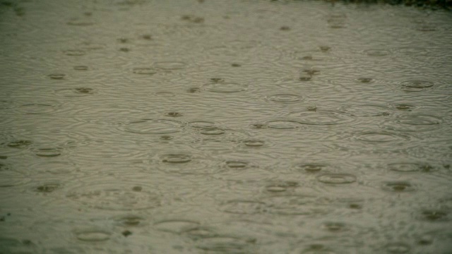 雨落的慢动作视频素材