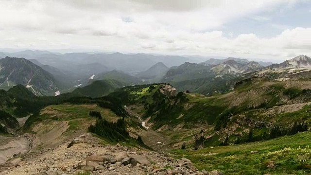 雷尼尔山攀登，旅行和延时穿越华盛顿视频素材