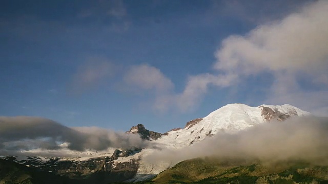 雷尼尔山攀登，旅行和延时穿越华盛顿视频素材