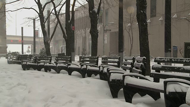 在暴风雪期间的纽约金融区视频素材