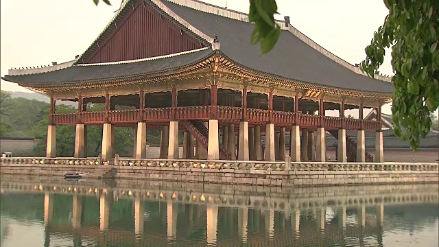 京畿道馆(韩国国宝224)和京福宫(朝鲜王朝皇宫)的池塘视频素材