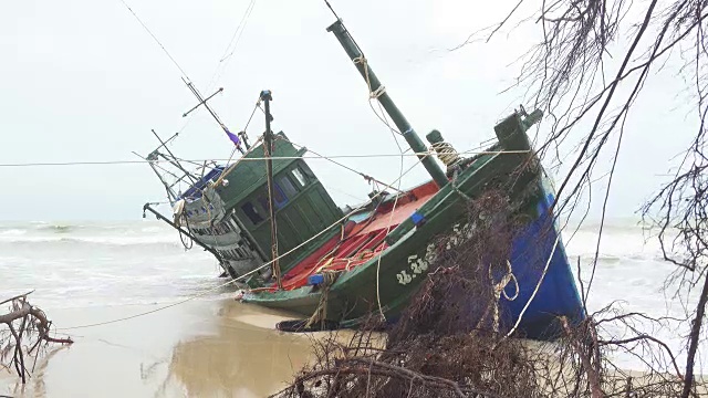 一艘渔船在泰国搁浅视频素材