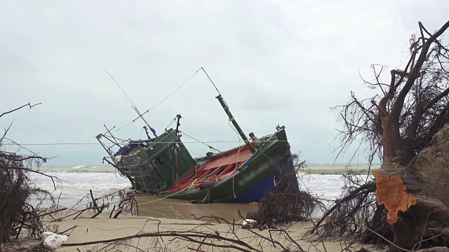 一艘渔船在泰国搁浅视频素材