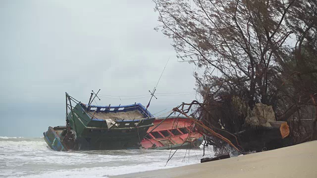 一艘渔船在泰国搁浅视频素材