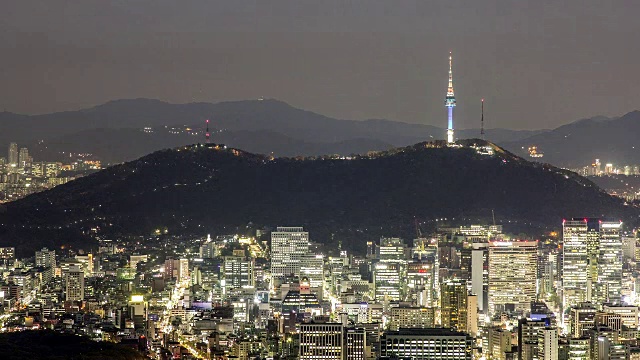 从白天到晚上，北首尔塔(首尔的最高点)周围的市中心区视频素材