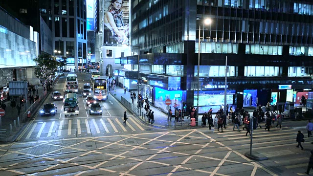 夜间穿过香港岛德辅道中的行人视频素材