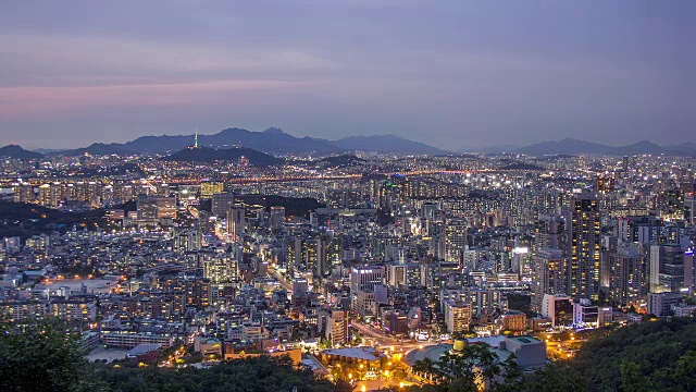 从乌米山到夜晚的城市景观视频素材