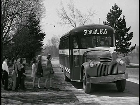 1948年校巴停在路边+接孩子/工业视频素材