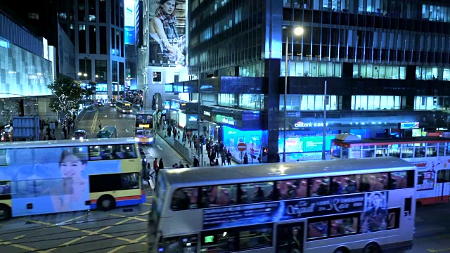 夜间穿过香港岛德辅道中的行人视频素材