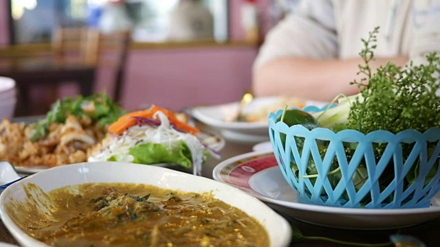 一组泰国菜晚餐视频素材
