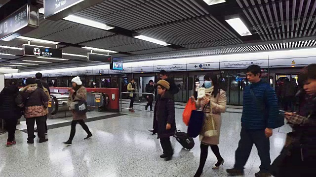 乘坐香港地铁的乘客视频素材