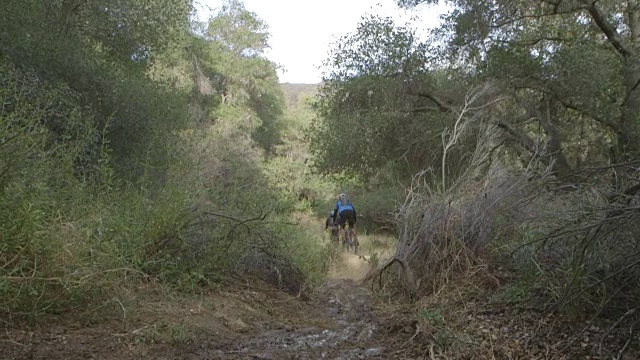 山地自行车小轮车露营步道骑小溪水溅视频素材