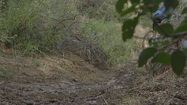 山地自行车小轮车露营步道骑小溪水溅视频素材