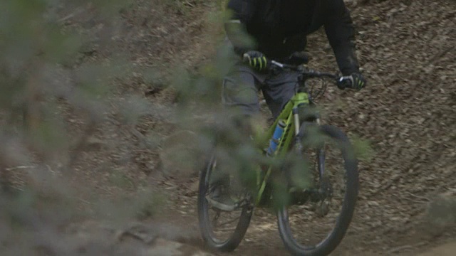 山地自行车小轮车露营步道骑小溪水溅视频素材