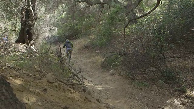 山地自行车小轮车露营步道骑小溪水溅视频素材