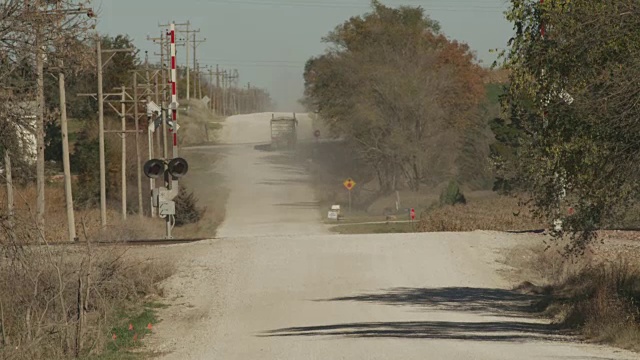 在乡村铁路的十字路口设置了十字路障。视频素材