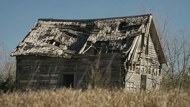 荒废的、破旧的农场建筑。视频素材