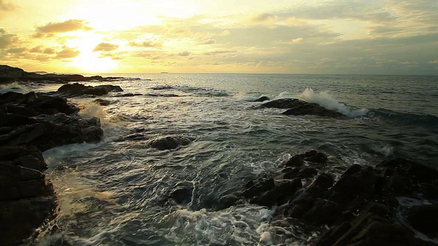 风景海滩和海上日落与波浪视频素材