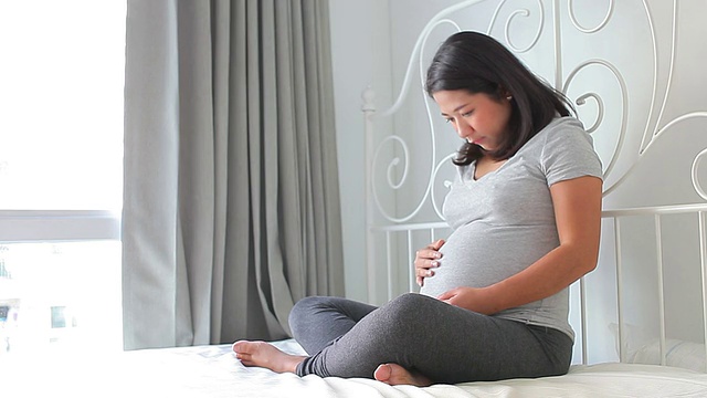 孕妇爱抚着她的肚子孕妇爱抚着她的肚子视频下载