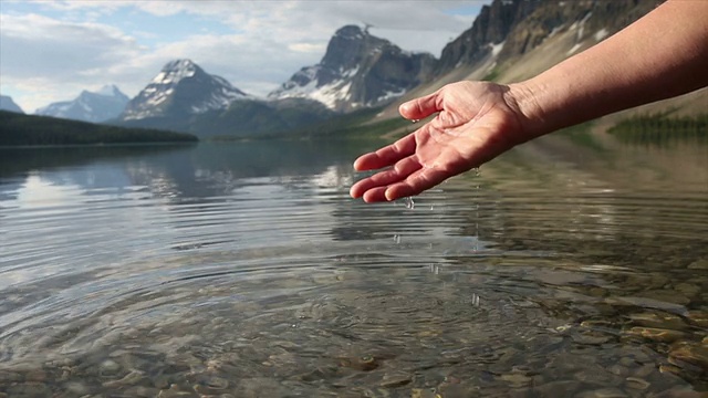 人的手在山湖中舀水视频下载