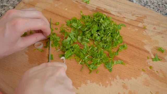 沙拉用辛辣香草视频素材