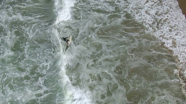 在曼哈顿海滩冲浪的WS AERIAL TS视图/曼哈顿海滩，加利福尼亚，美国视频素材