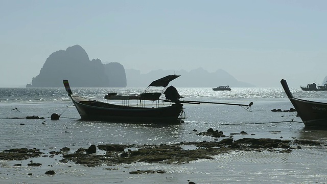 泰国甲米海洋国家公园的长尾船和石灰岩视频素材