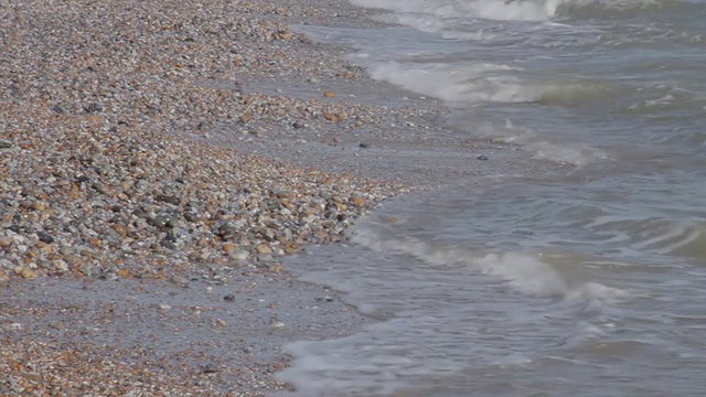 MS拍摄的鹅卵石和海浪在海滩/坎伯，英国伦敦视频素材