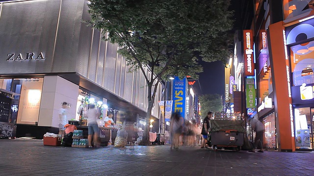 繁忙的道路和人群在晚上视频素材