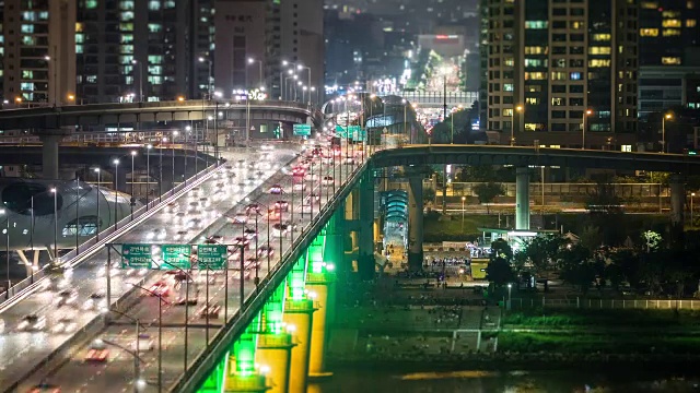 清damdaegyo大桥和汉江市区的交通夜景视频素材