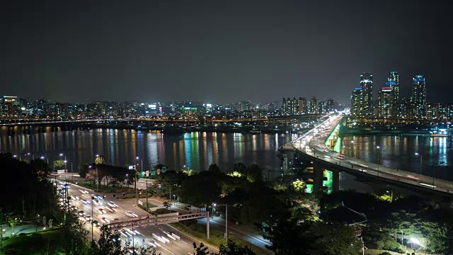 清damdaegyo大桥和汉江市区的交通夜景视频素材