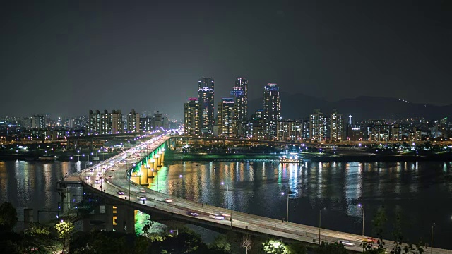 清damdaegyo大桥和汉江摩天大楼的交通夜景视频素材