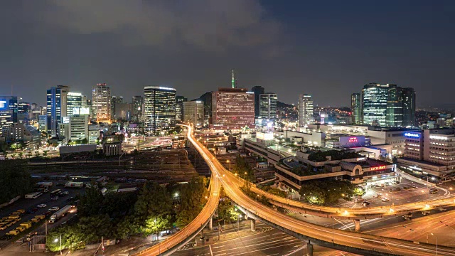 白天到晚上的交通在高架道路和摩天大楼在首尔车站地区视频素材