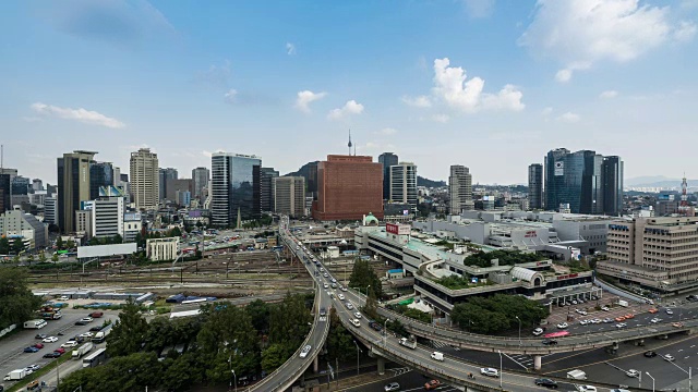 宽阔的视野在高架道路和摩天大楼在首尔车站区域视频素材