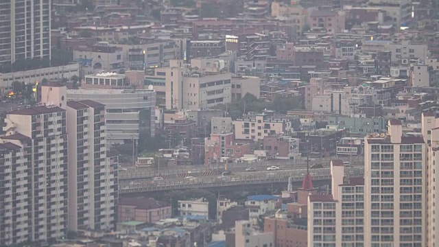 道路上的交通和许多建筑物视频素材