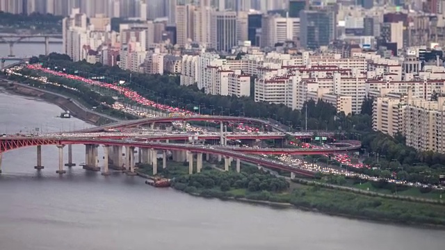 韩江和乐天世界大厦(韩国最高建筑)附近的交通和桥梁视频素材