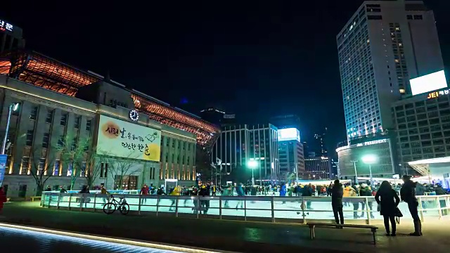 人们在首尔市政厅广场滑冰的夜景视频素材